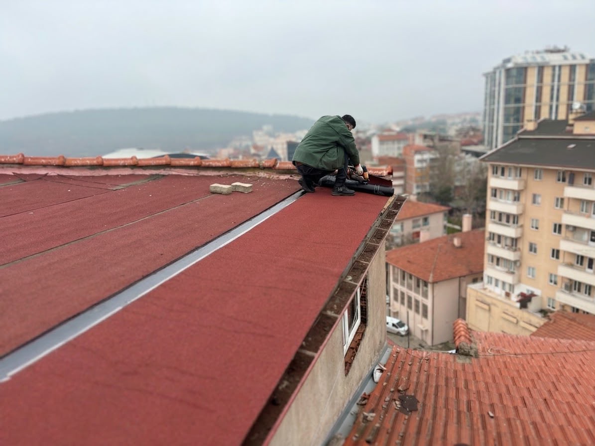 Çatıda yapılan toplu yapı bakım ve yönetim saha kontrolü