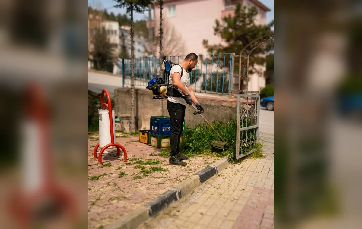 Site ortak alanında personel ve ekipmanla temizlik çalışması